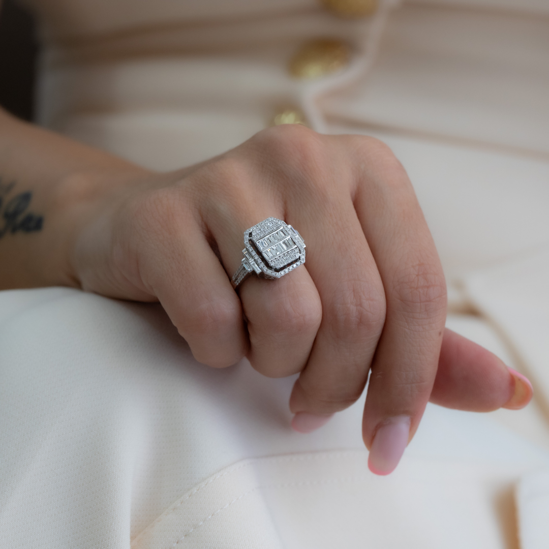 0.78 KARAT BAGET TAŞLI PIRLANTA YÜZÜK