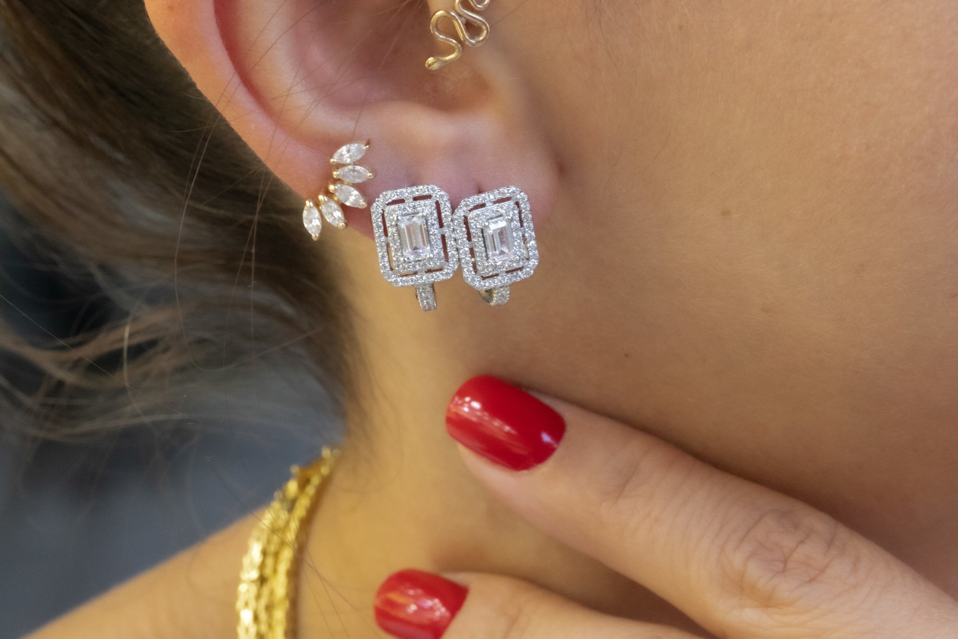 BEYAZ BAGET TAŞLI ALTIN KÜPE