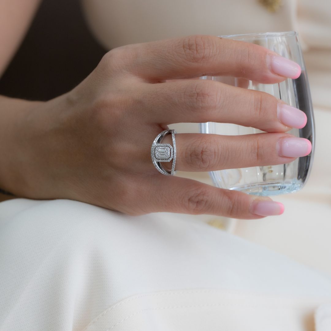 0.68 KARAT BAGET TAŞLI PIRLANTA YÜZÜK