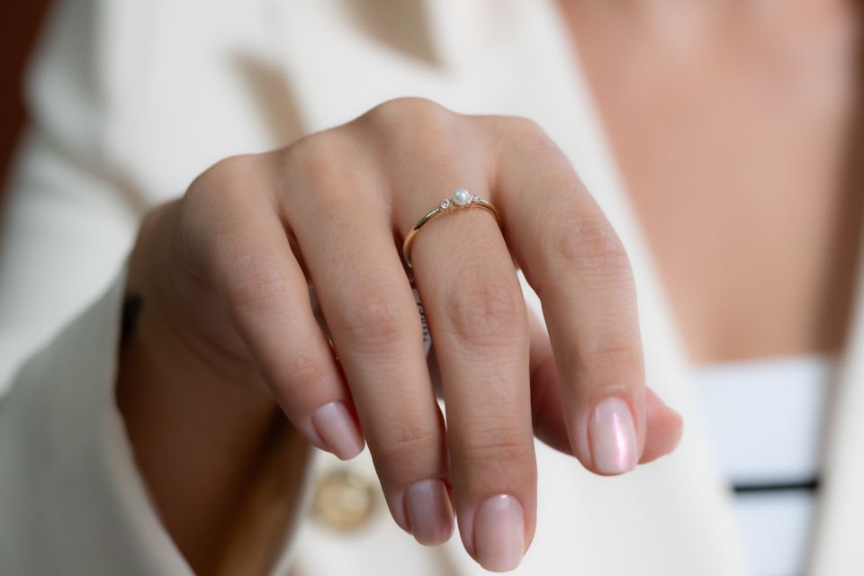 İNCİ DETAY TAŞLI ALTIN YÜZÜK