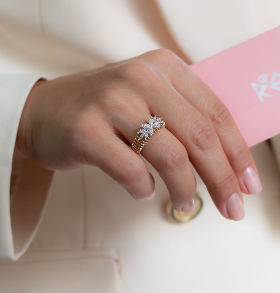 İKONİK TAŞLI ALTIN YÜZÜK