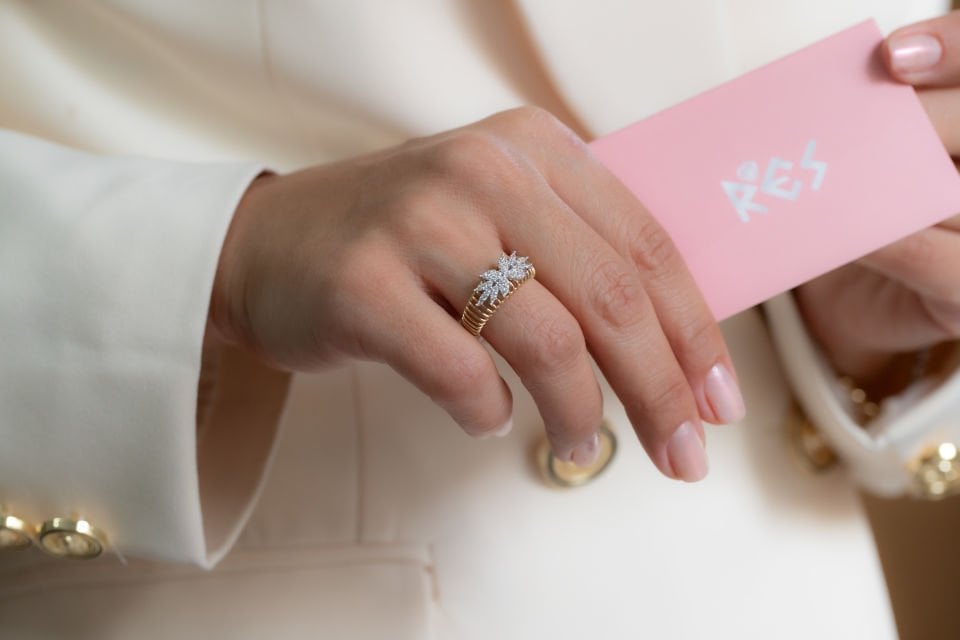 İKONİK TAŞLI ALTIN YÜZÜK