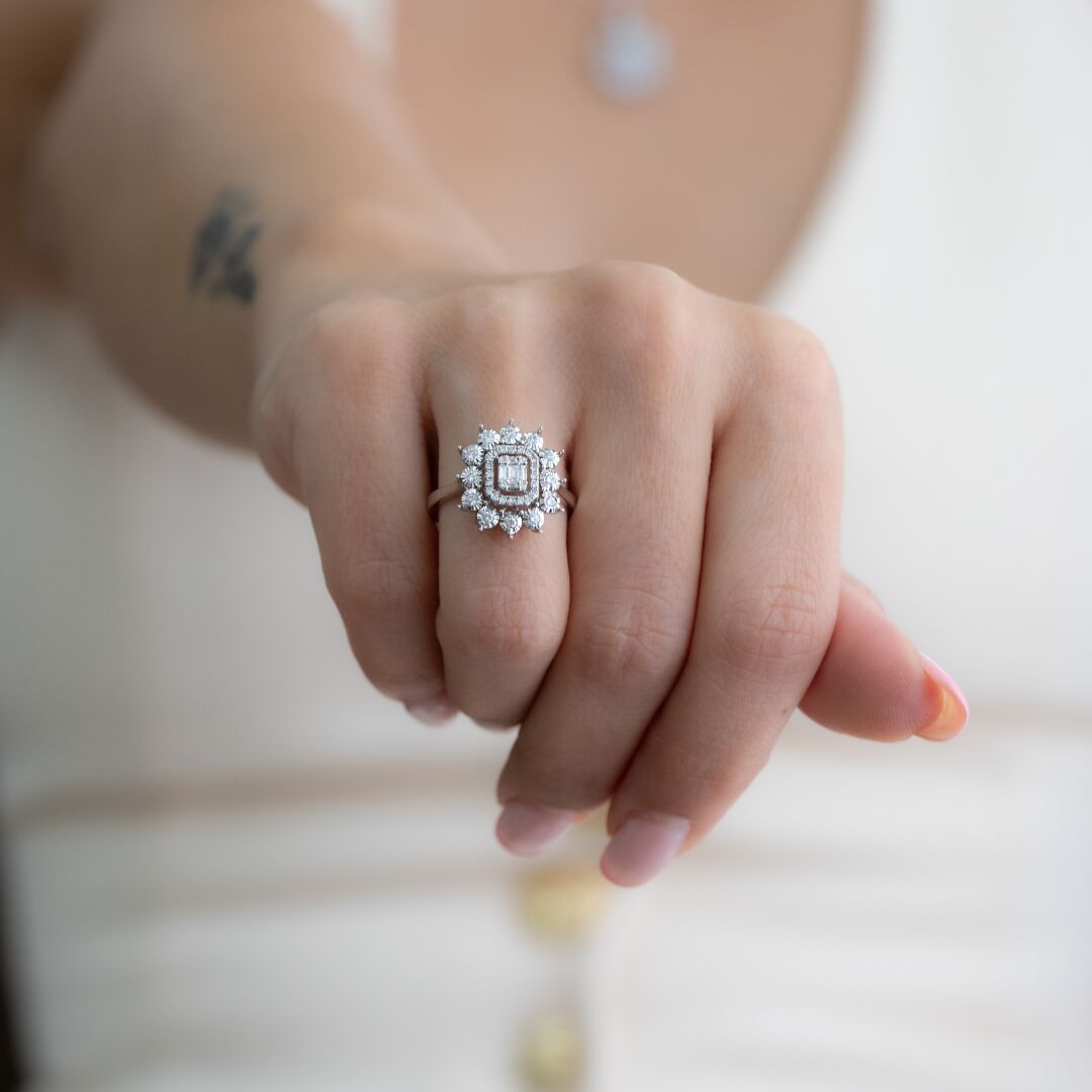 0.45 KARAT BAGET TAŞLI PIRLANTA YÜZÜK