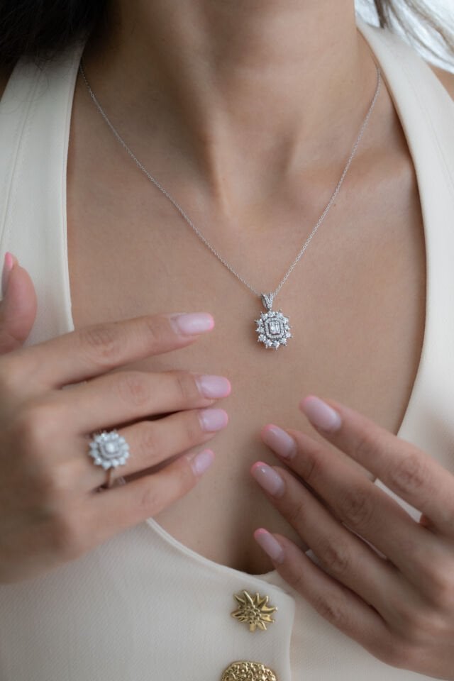 0.45 KARAT BAGET TAŞLI PIRLANTA YÜZÜK