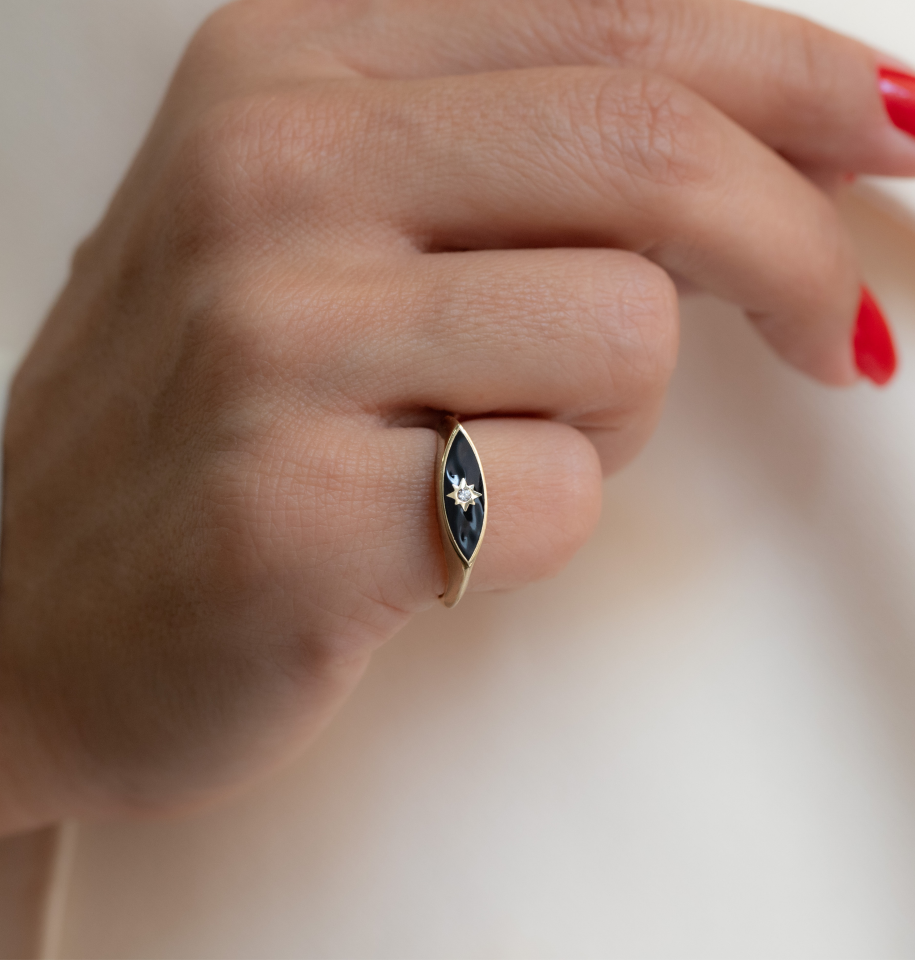 MİNİMAL SİYAH MİNELİ ALTIN YÜZÜK