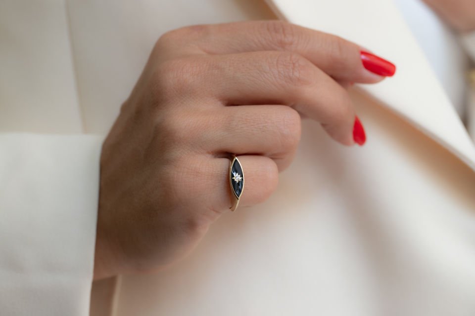 MİNİMAL SİYAH MİNELİ ALTIN YÜZÜK