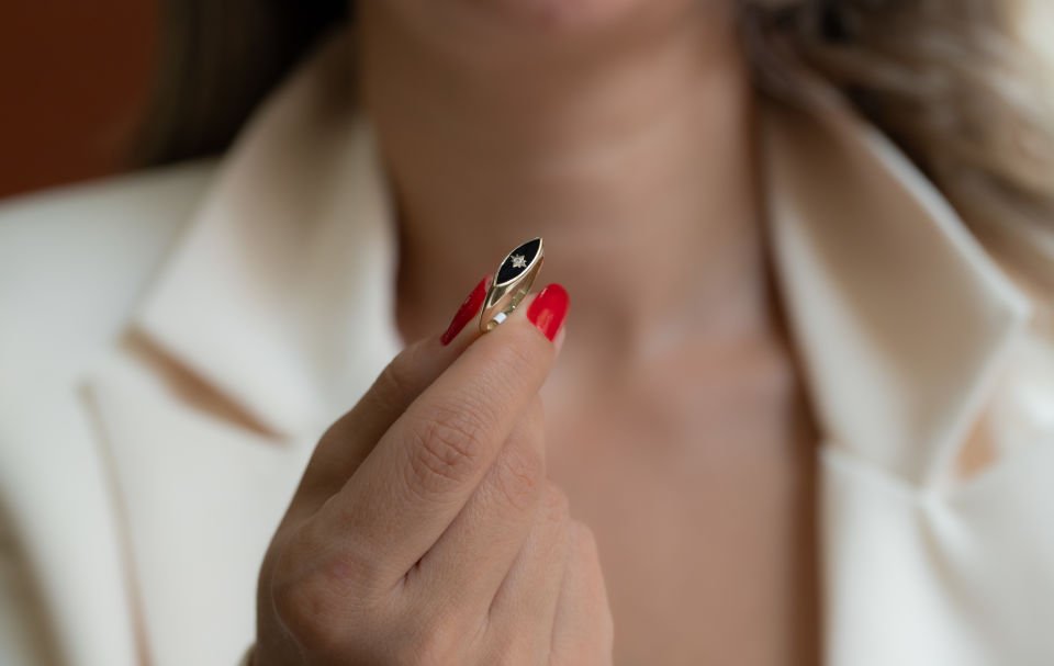 MİNİMAL SİYAH MİNELİ ALTIN YÜZÜK