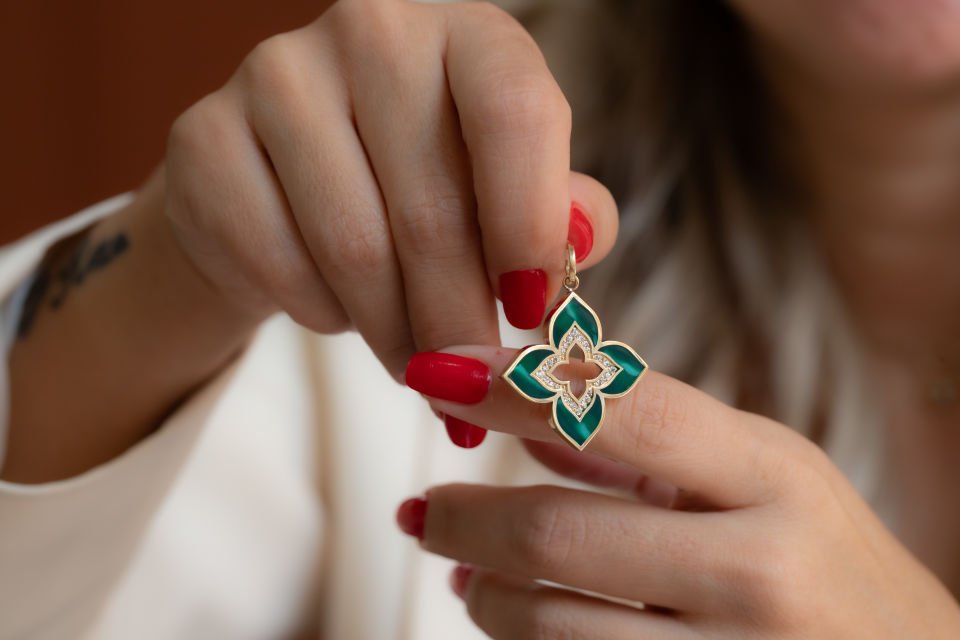 ZÜMRÜT YEŞİLİ MİNELİ ALTIN KOLYE UCU