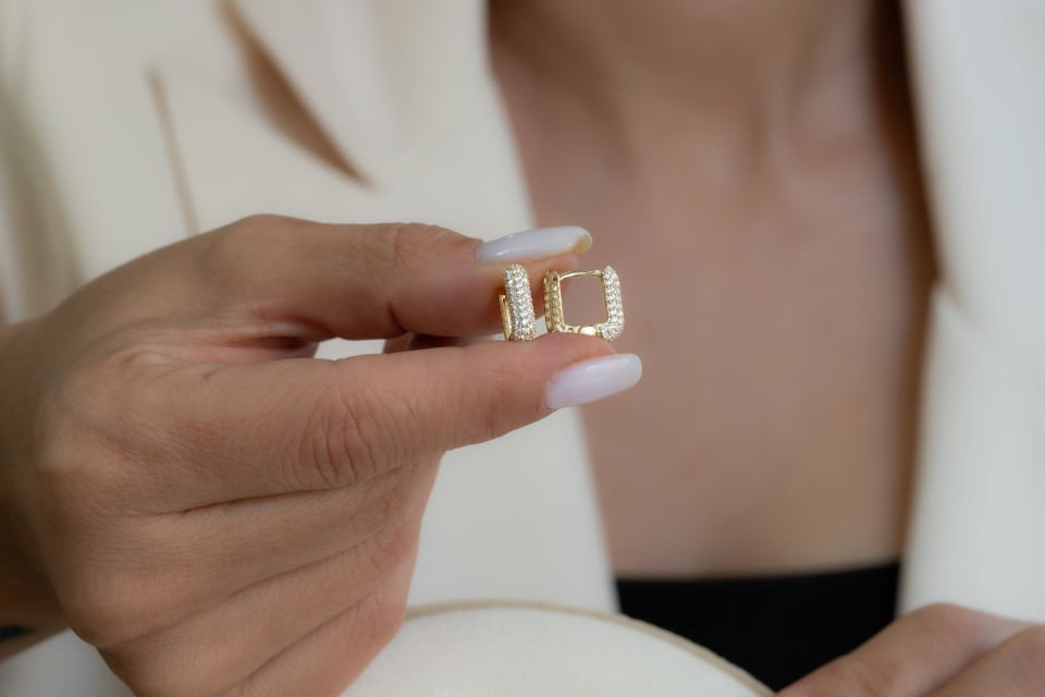 TAŞLI KARE ALTIN KÜPE