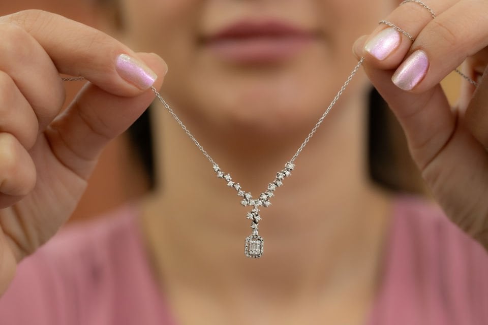 0.59 KARAT TASARIM PIRLANTA KOLYE