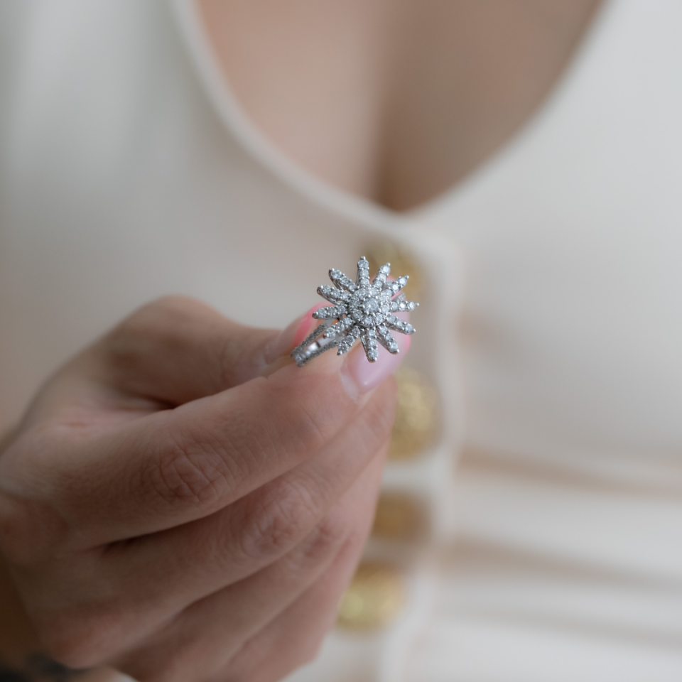 1.1 KARAT ÇİÇEK TASARIM PIRLANTA YÜZÜK