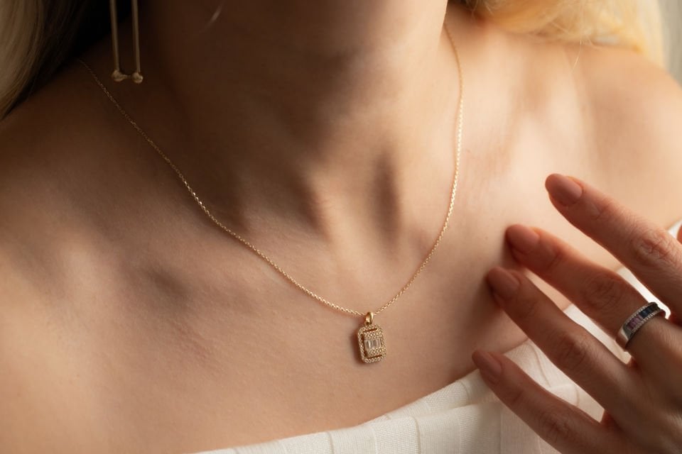 TAŞLI BAGET ALTIN KOLYE