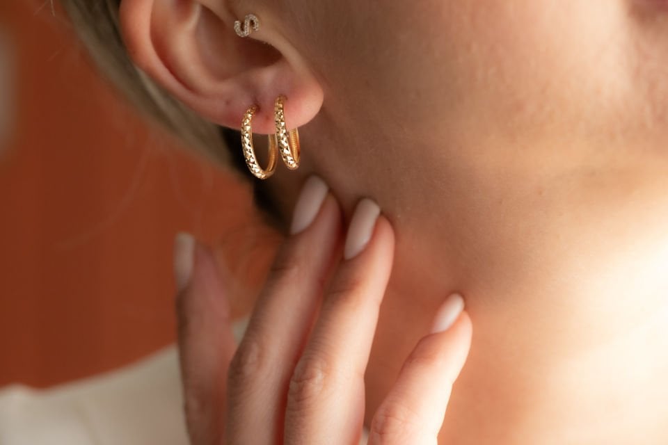 GEOMETRİK HALKA ALTIN KÜPE