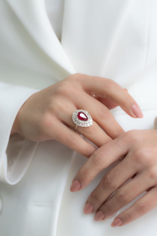 5.24 KARAT TASARIM PIRLANTA YÜZÜK