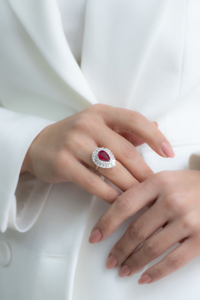 5.24 KARAT TASARIM PIRLANTA YÜZÜK