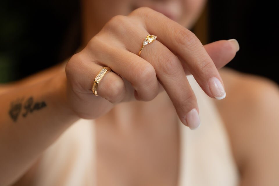 MİNİMAL TAŞLI ALTIN YÜZÜK