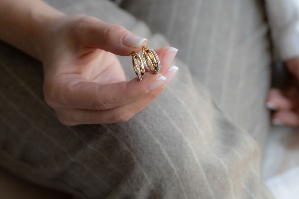 TAŞ DETAY HALKA ALTIN KÜPE