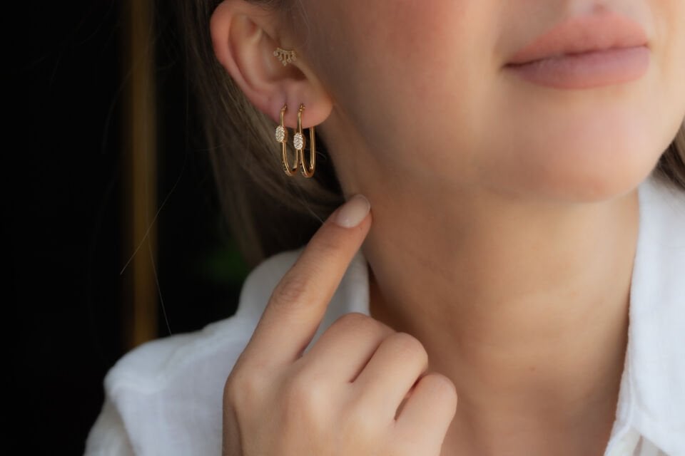 TAŞ DETAY HALKA ALTIN KÜPE