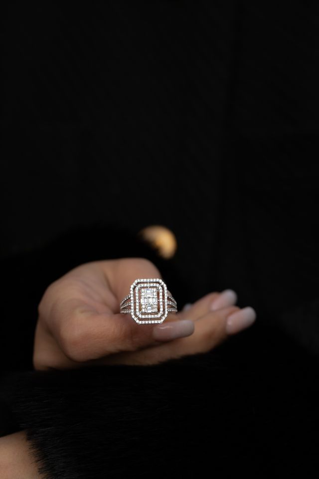 BAGET TAŞLI ALTIN YÜZÜK