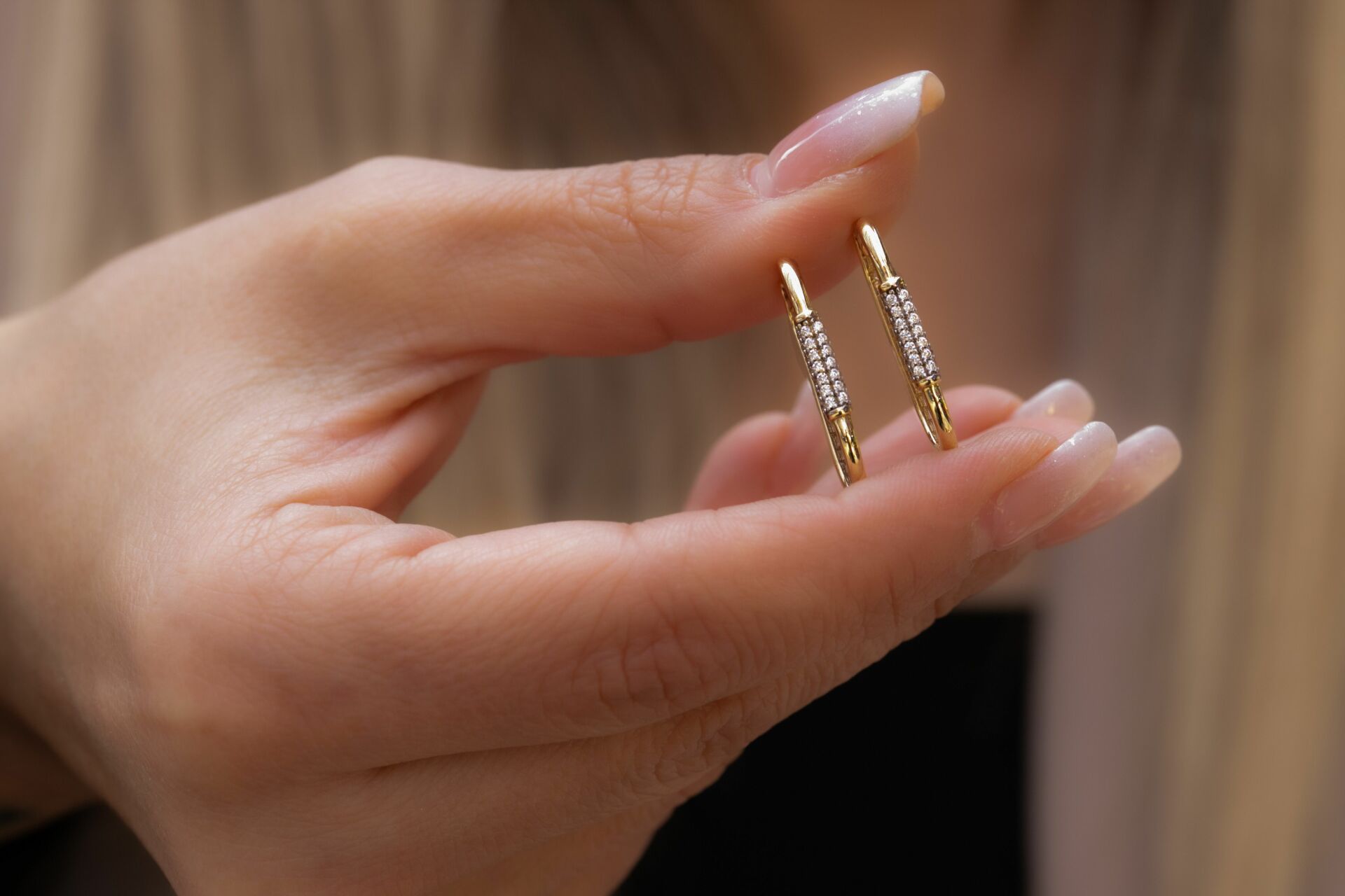 GEOMETRİK OVAL ALTIN KÜPE