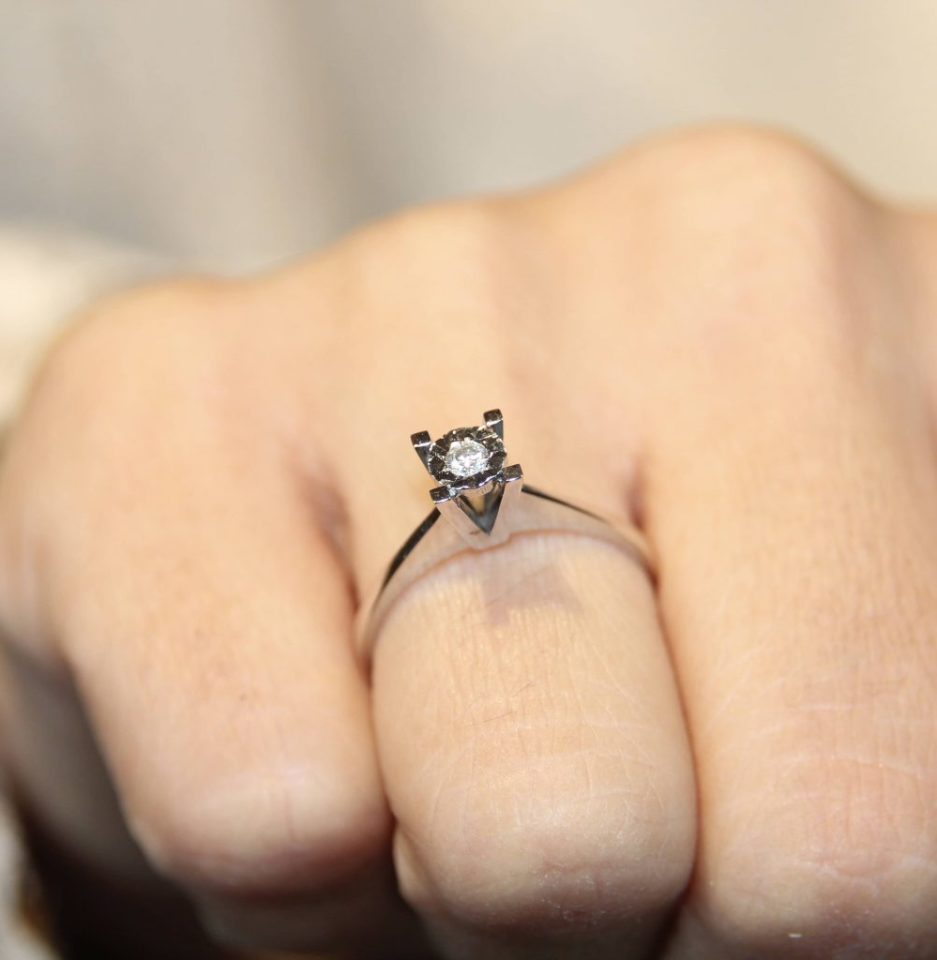 0.05 KARAT PIRLANTA TEKTAŞ YÜZÜK