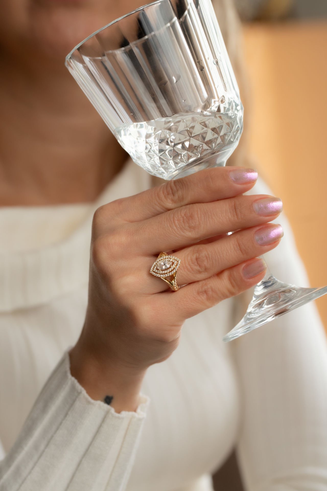 TAŞLI TASARIM ALTIN YÜZÜK