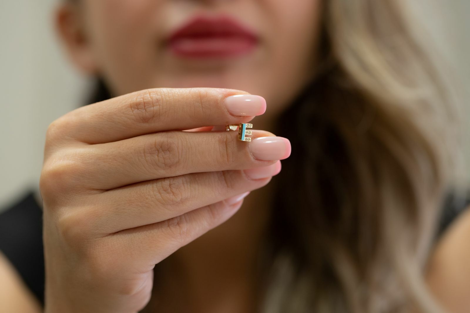 MAVİ RENKLİ HARF ALTIN KÜPE