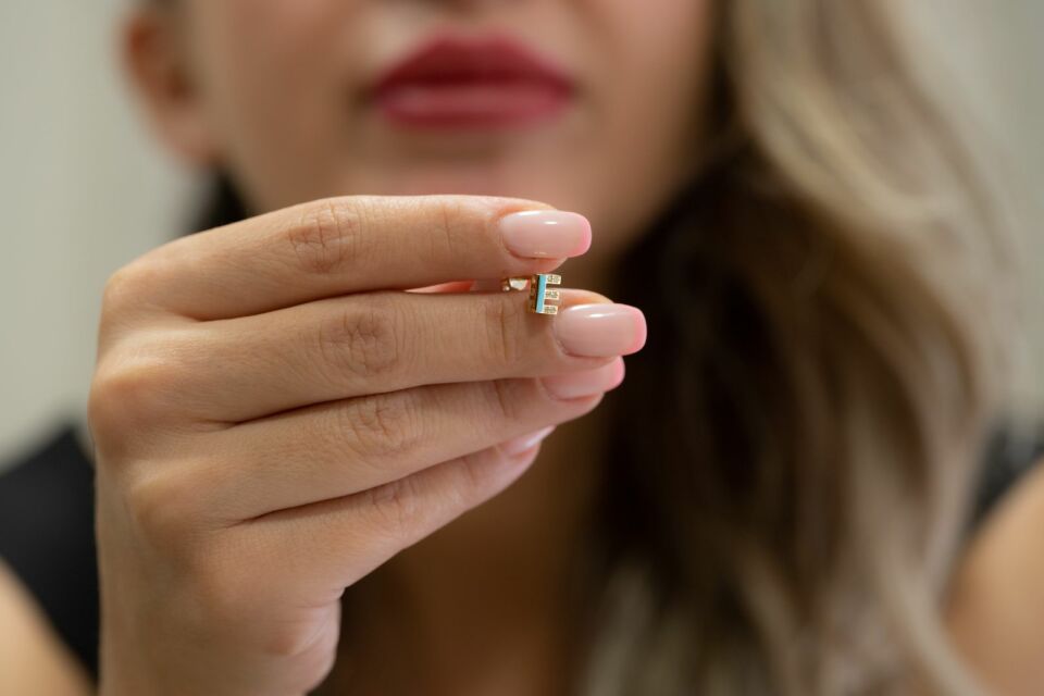 MAVİ RENKLİ HARF ALTIN KÜPE