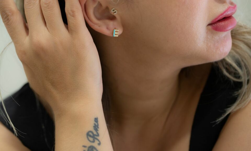 MAVİ RENKLİ HARF ALTIN KÜPE