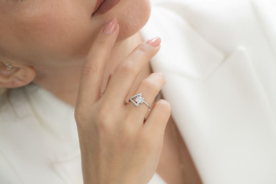 0.29 KARAT TASARIM PIRLANTA YÜZÜK