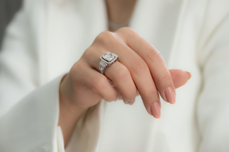 0.63 KARAT BAGET PIRLANTA YÜZÜK