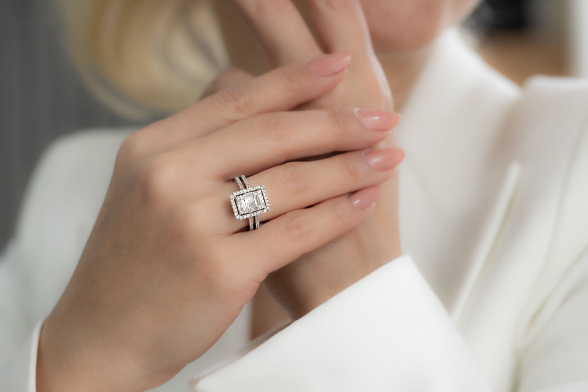 0.61 KARAT BAGET PIRLANTA YÜZÜK