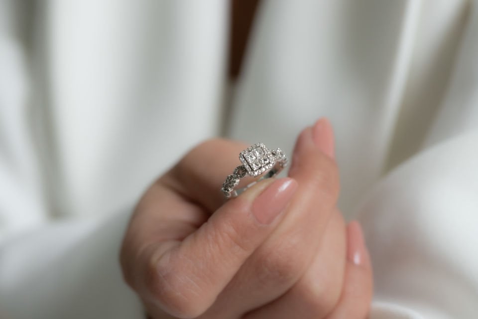 0.61 KARAT TASARIM PIRLANTA YÜZÜK