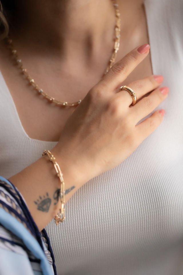 ÇİZGİ DETAY TAŞLI ALTIN YÜZÜK