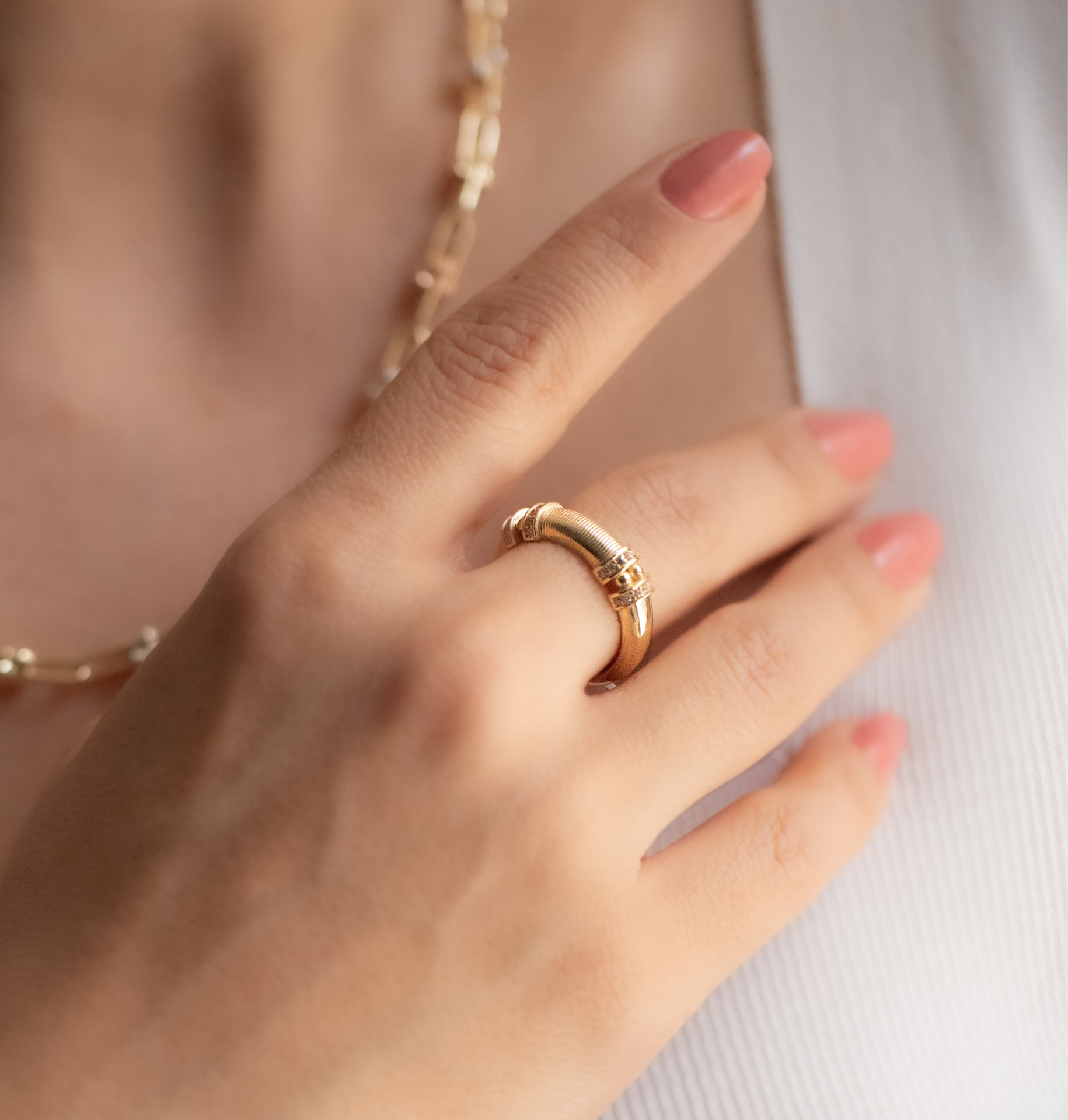 ÇİZGİ DETAY TAŞLI ALTIN YÜZÜK