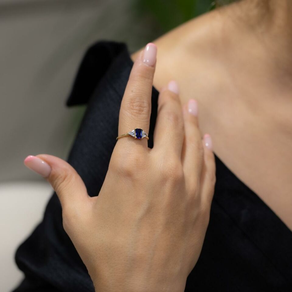 SAFİR TAŞLI TREND YÜZÜK