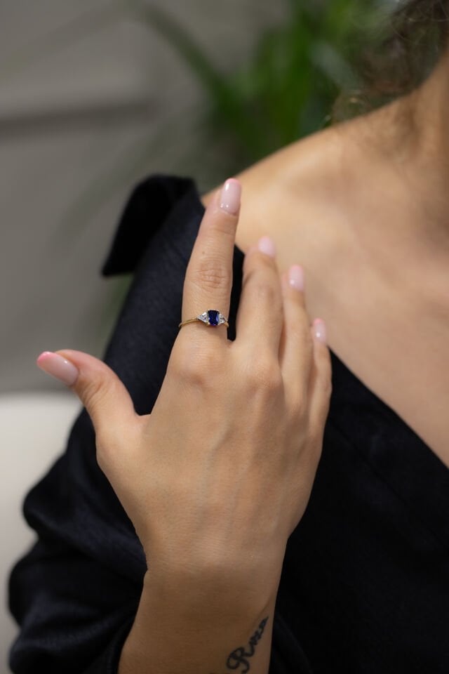 SAFİR TAŞLI TREND YÜZÜK