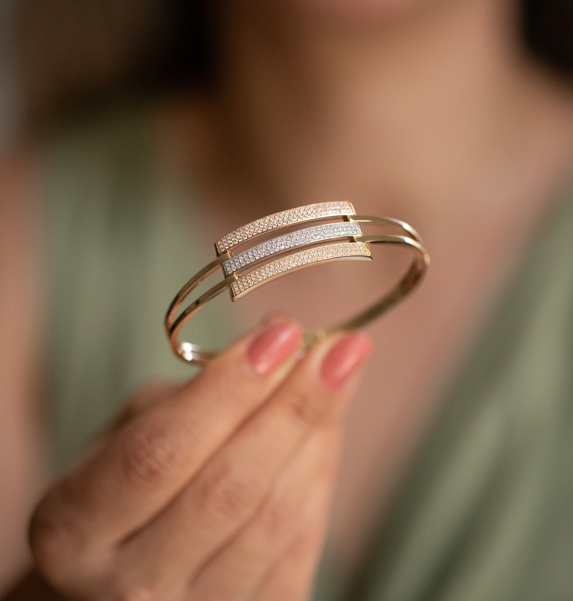 3 RENK KABURGA TAŞLI ALTIN KELEPÇE BİLEZİK