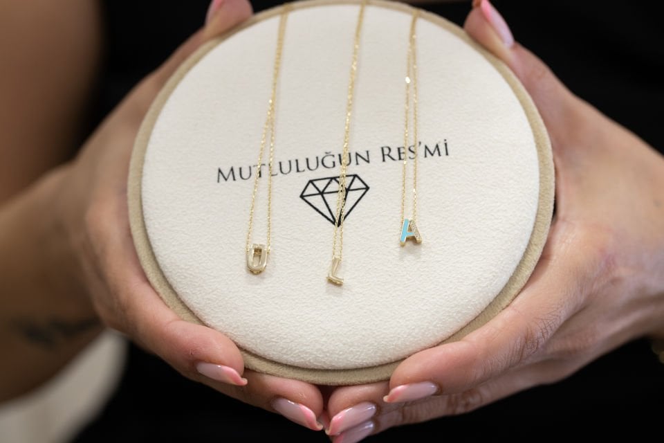 MAVİ RENKLİ HARF ALTIN KOLYE