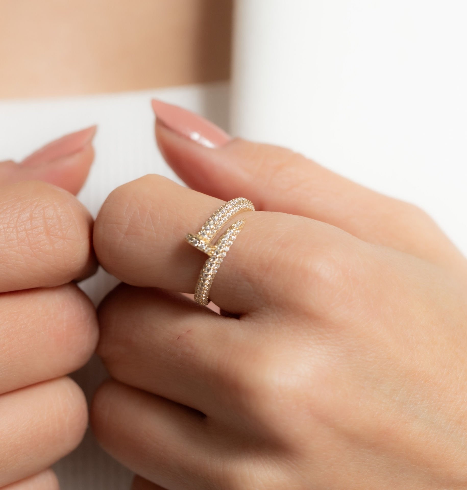 TAŞ DETAY ÇİVİ ALTIN YÜZÜK