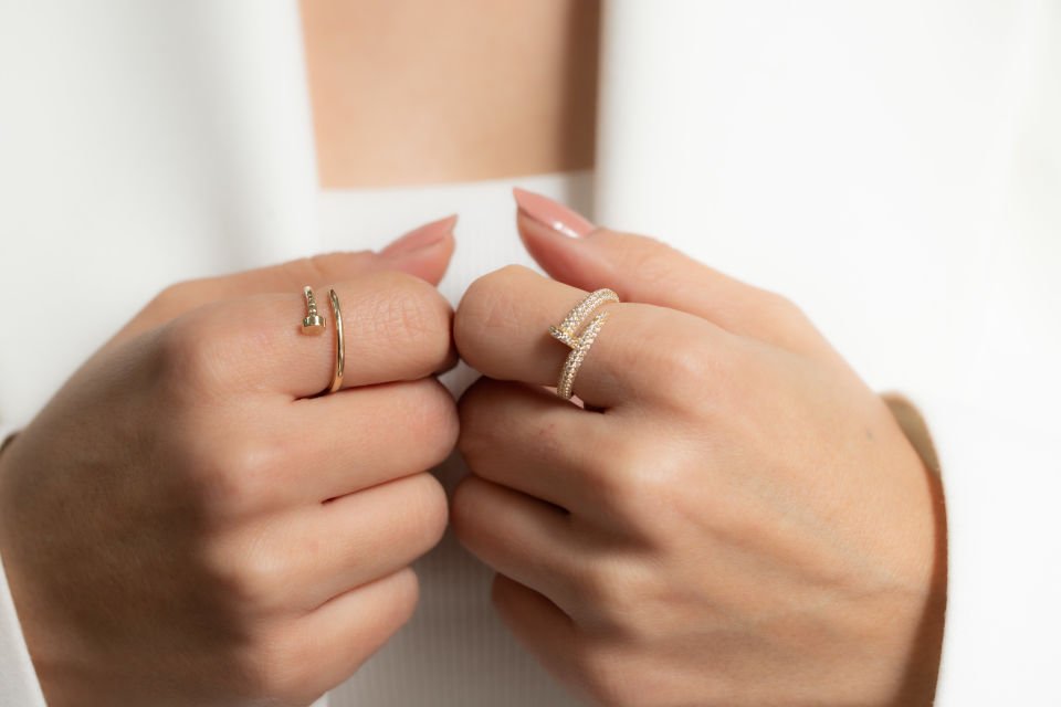 TAŞ DETAY ÇİVİ ALTIN YÜZÜK