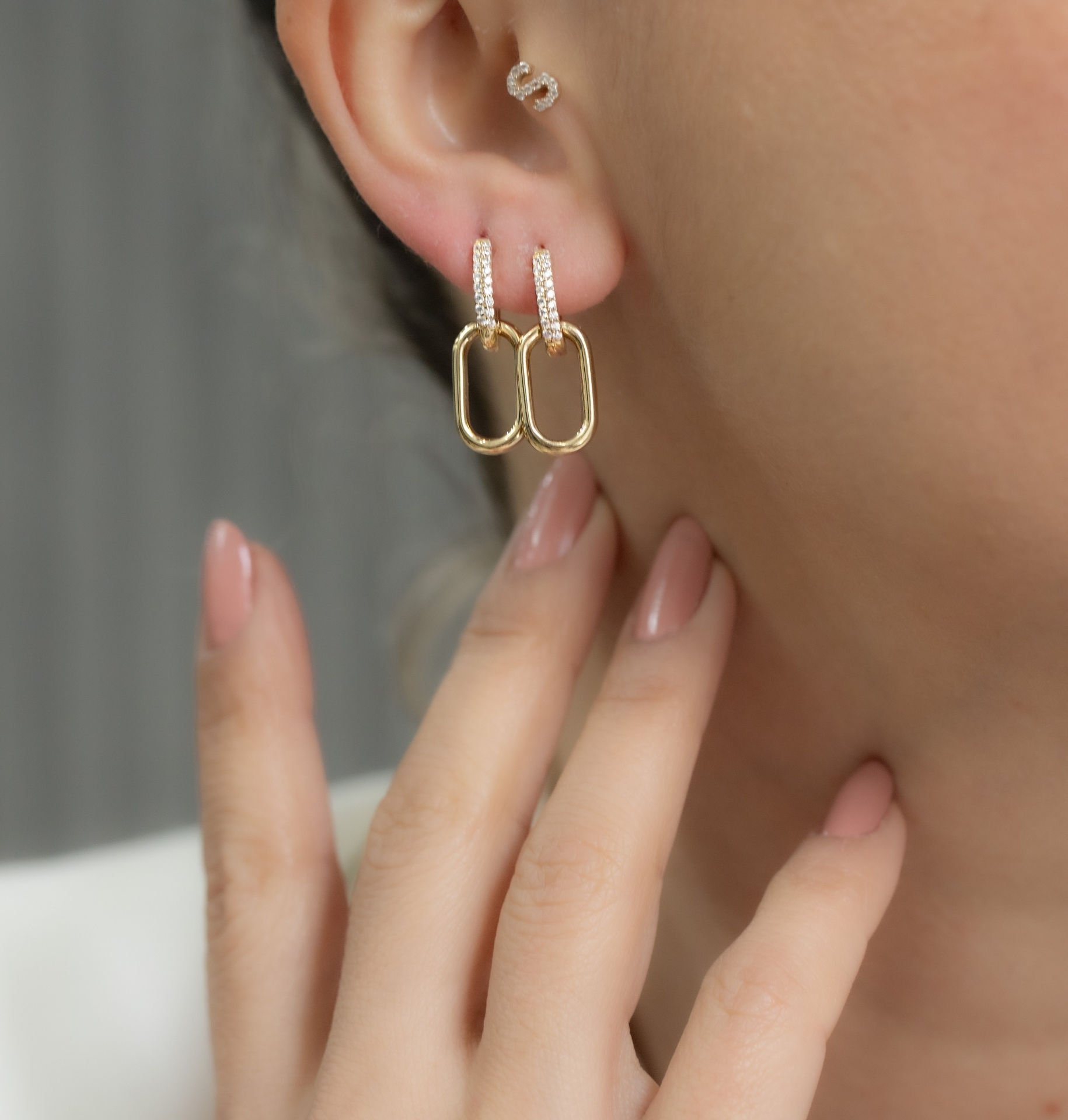 TAŞ DETAY İKONİK ALTIN KÜPE