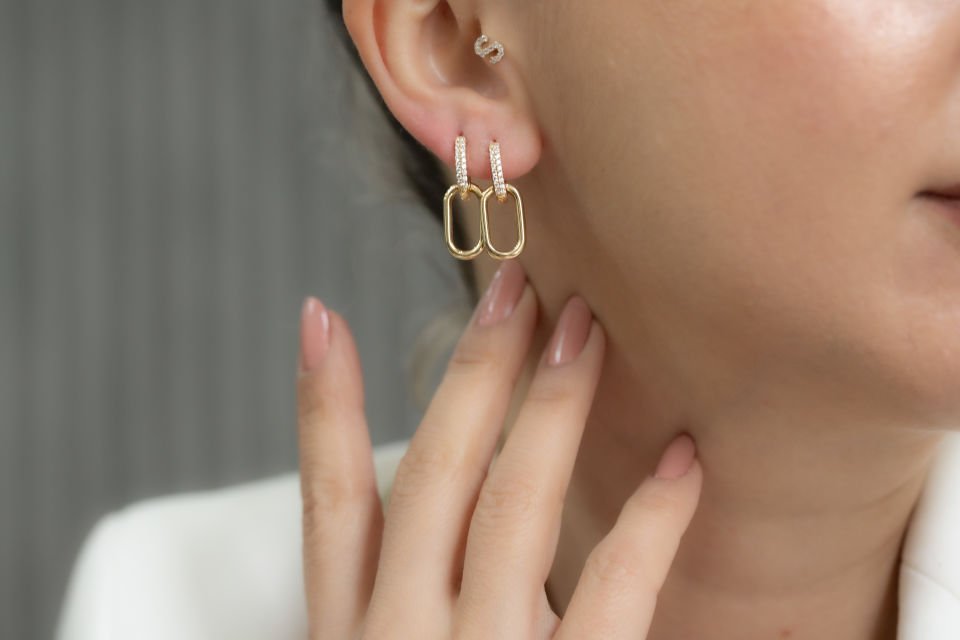 TAŞ DETAY İKONİK ALTIN KÜPE