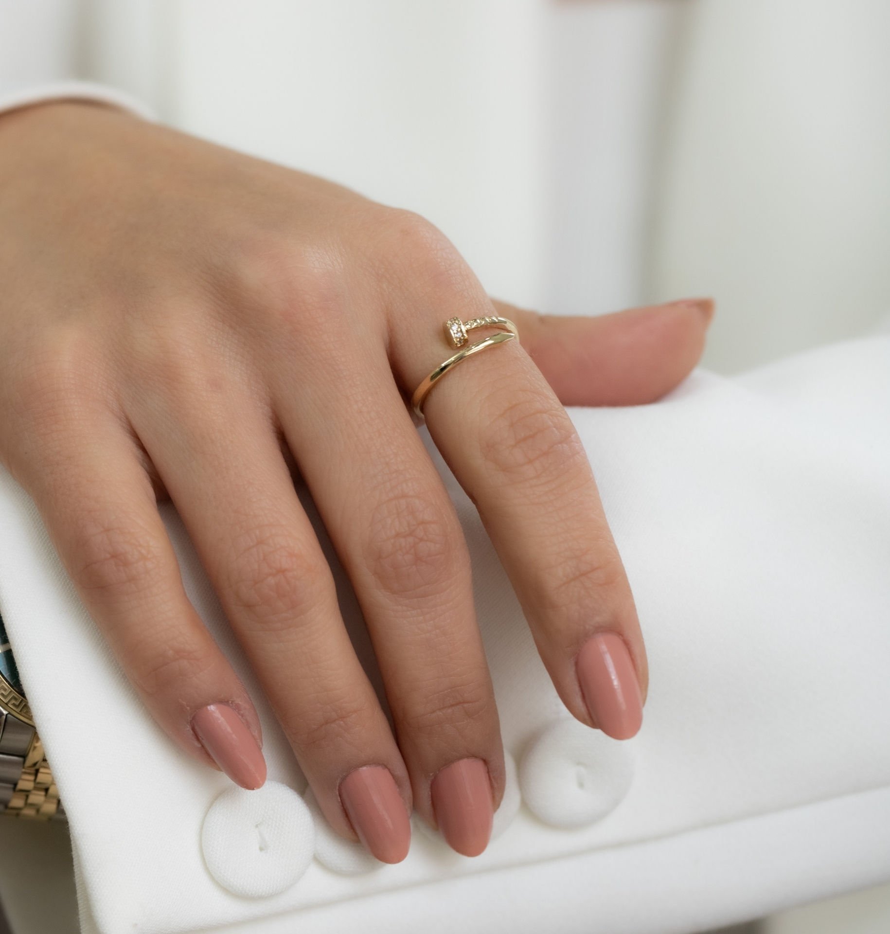 TAŞ DETAYLI ÇİVİ ALTIN YÜZÜK