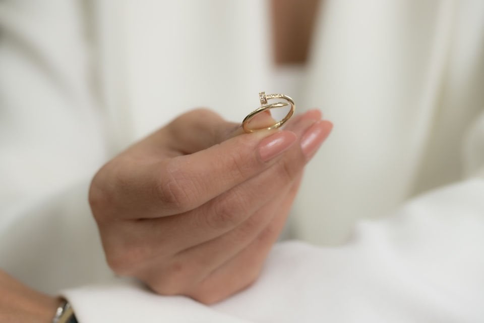 TAŞ DETAYLI ÇİVİ ALTIN YÜZÜK